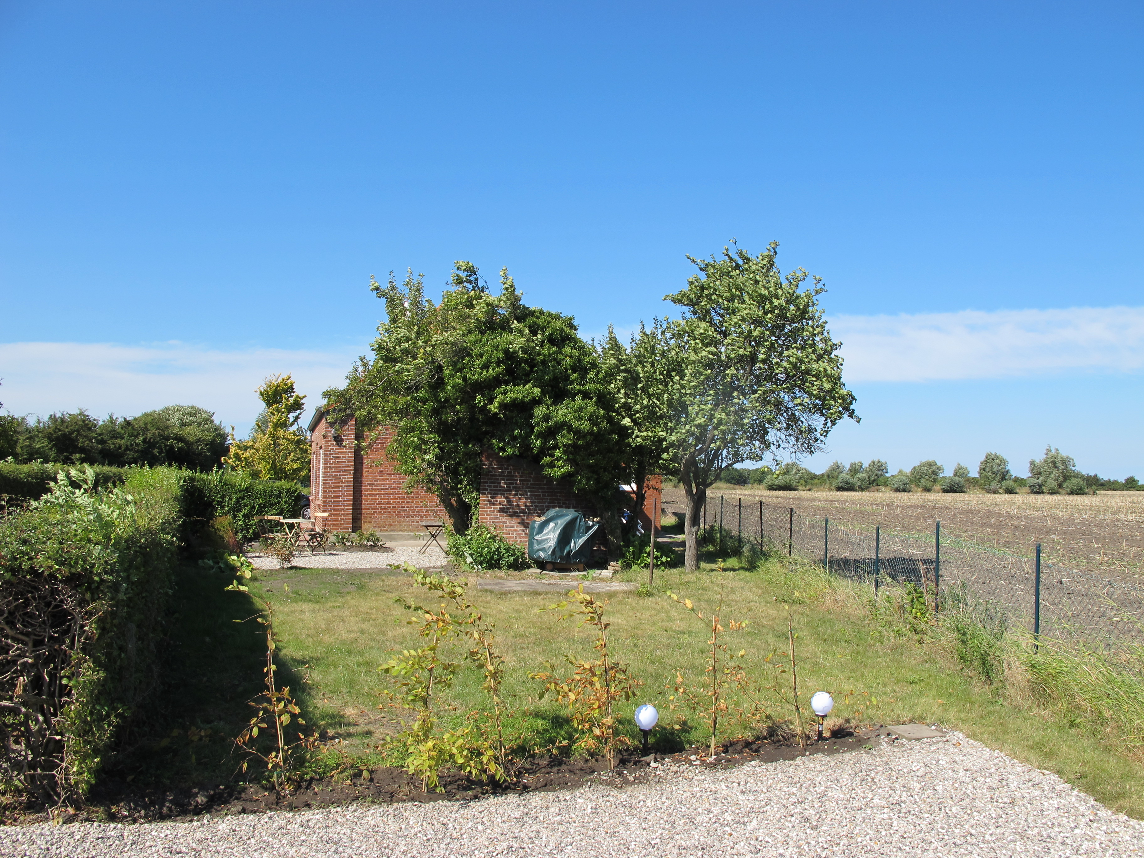 Garten mit Parkplatz